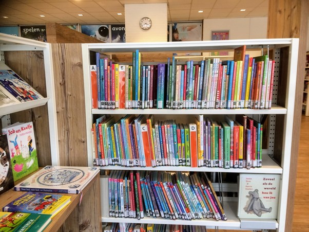 オランダの小学校の図書館