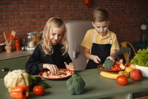 野菜を使って料理をする子供達