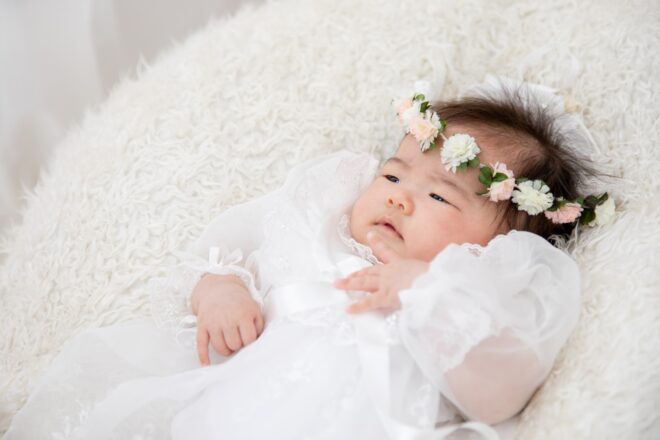 白いドレスの赤ちゃん