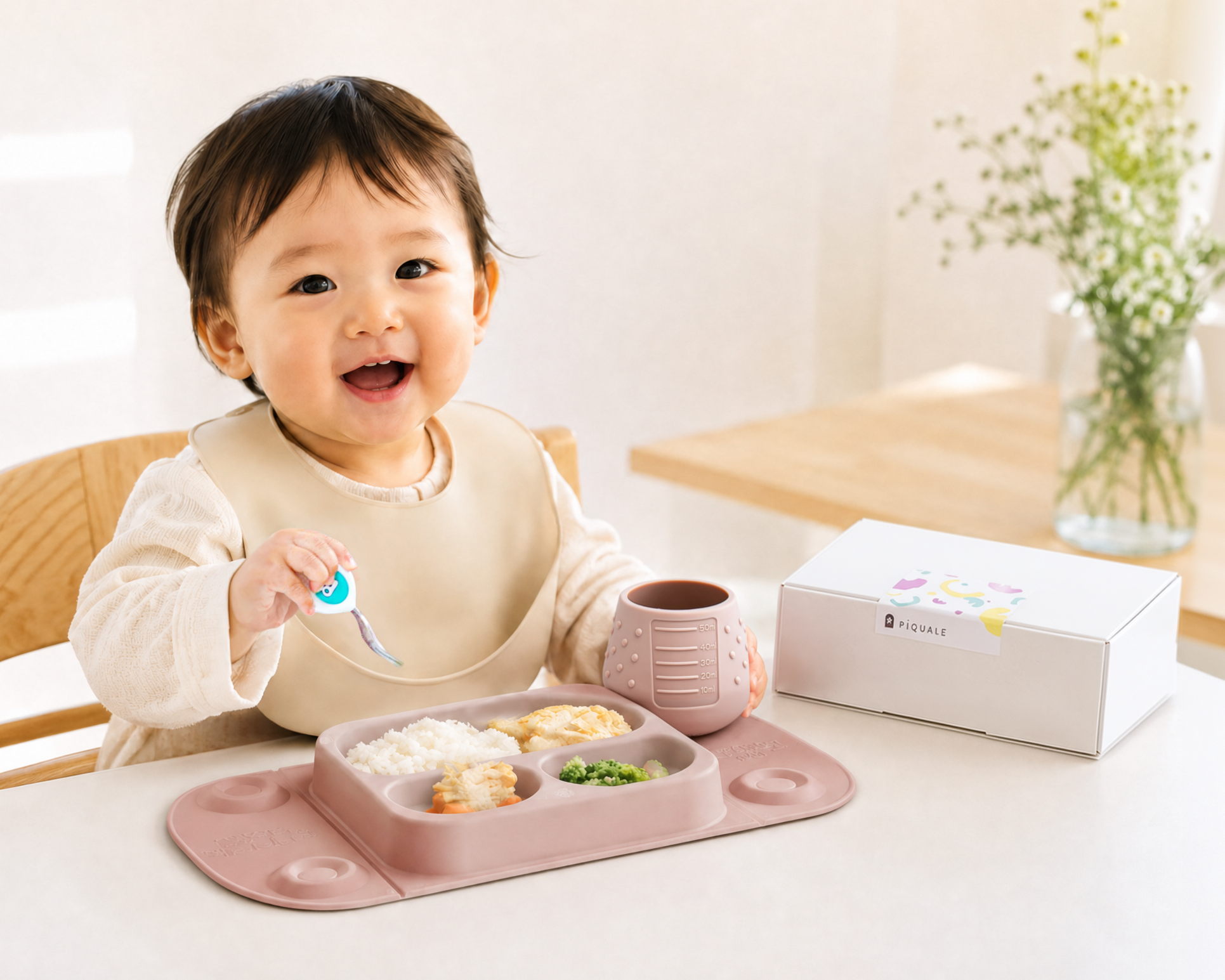 子どもがdoddlのお食事グッズを使って食事をしている様子