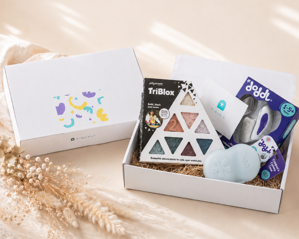 PiQUALEのギフトセット。ギフトBOXにTriBlox・doddlカトラリー・メッセージカードを詰め合わせ