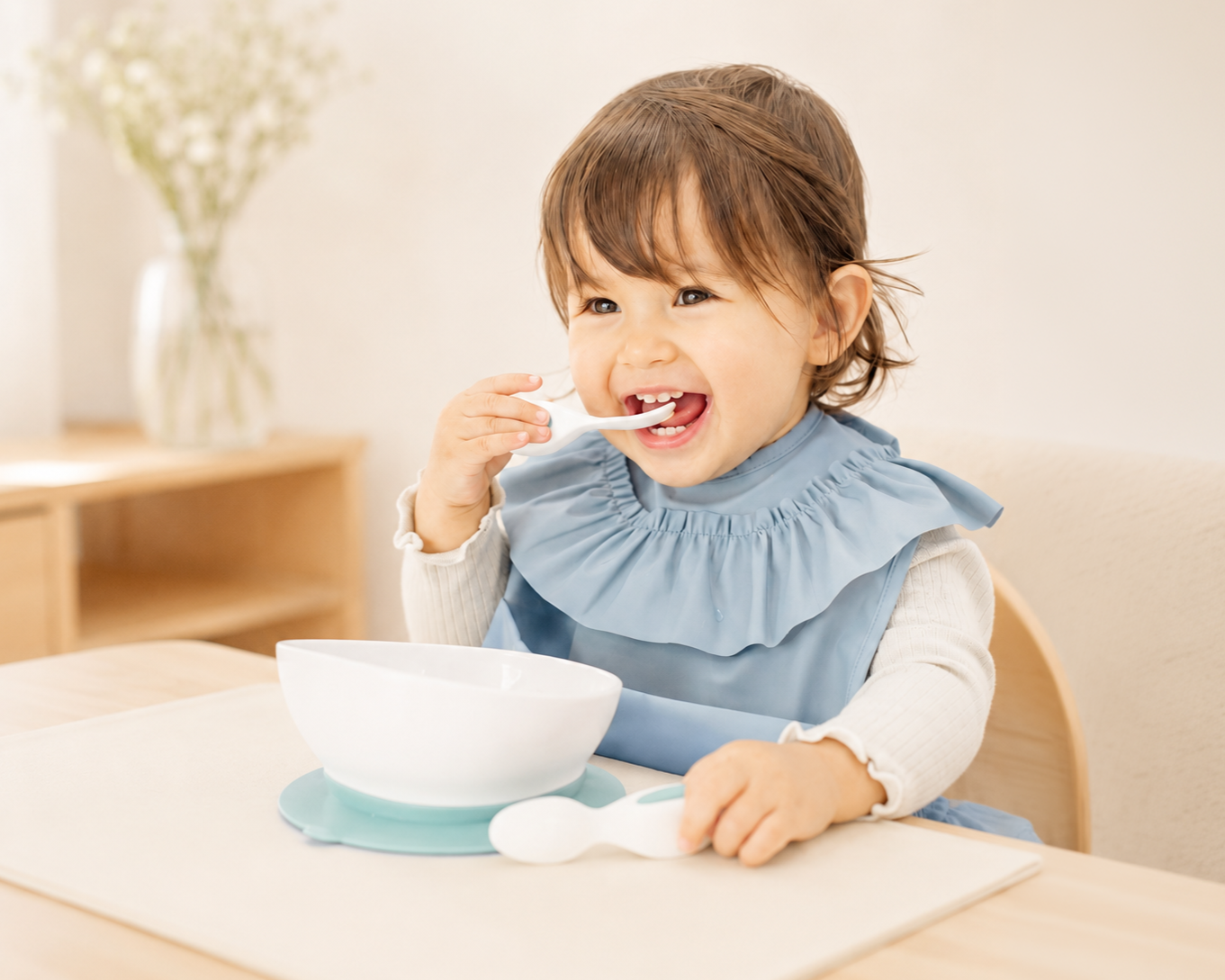 子どもが自分でスプーンを使って食べている様子