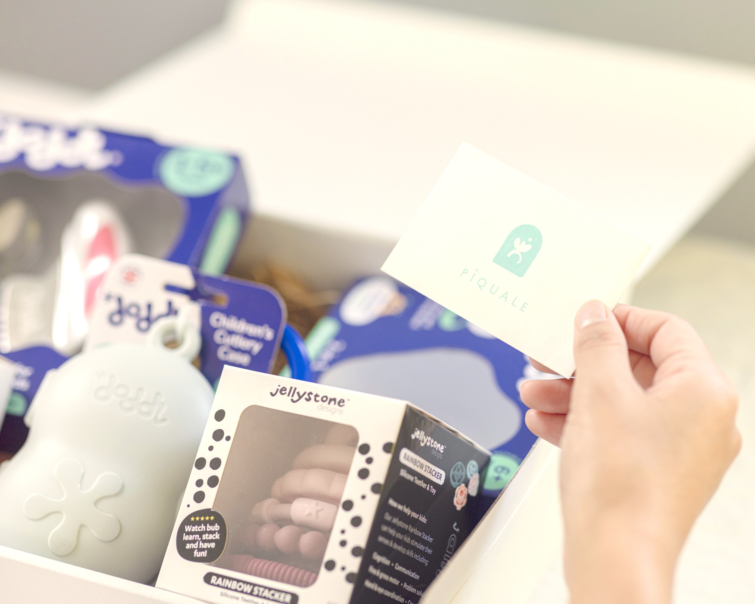 PiQUALEのギフトBOXとメッセージカード